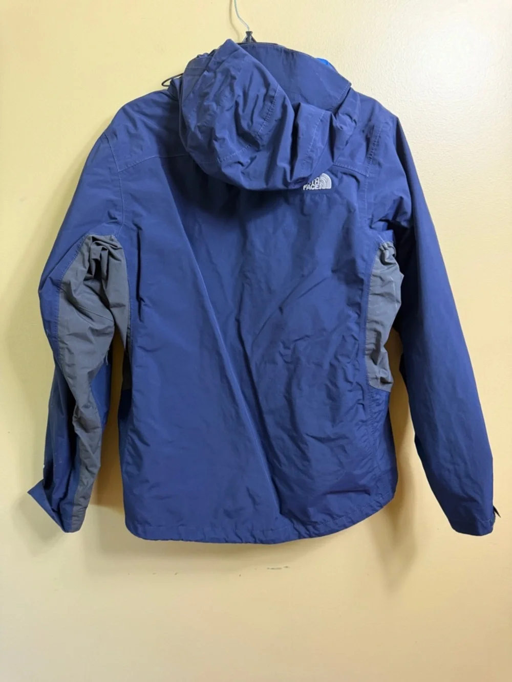 The North Face HyVent Triclimate shel. Blue. Medium